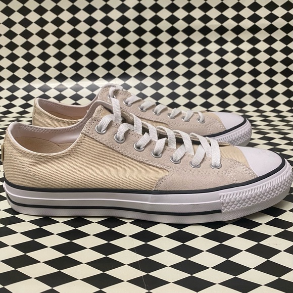 NWOT Cream/Tan Converse - Picture 2 of 3